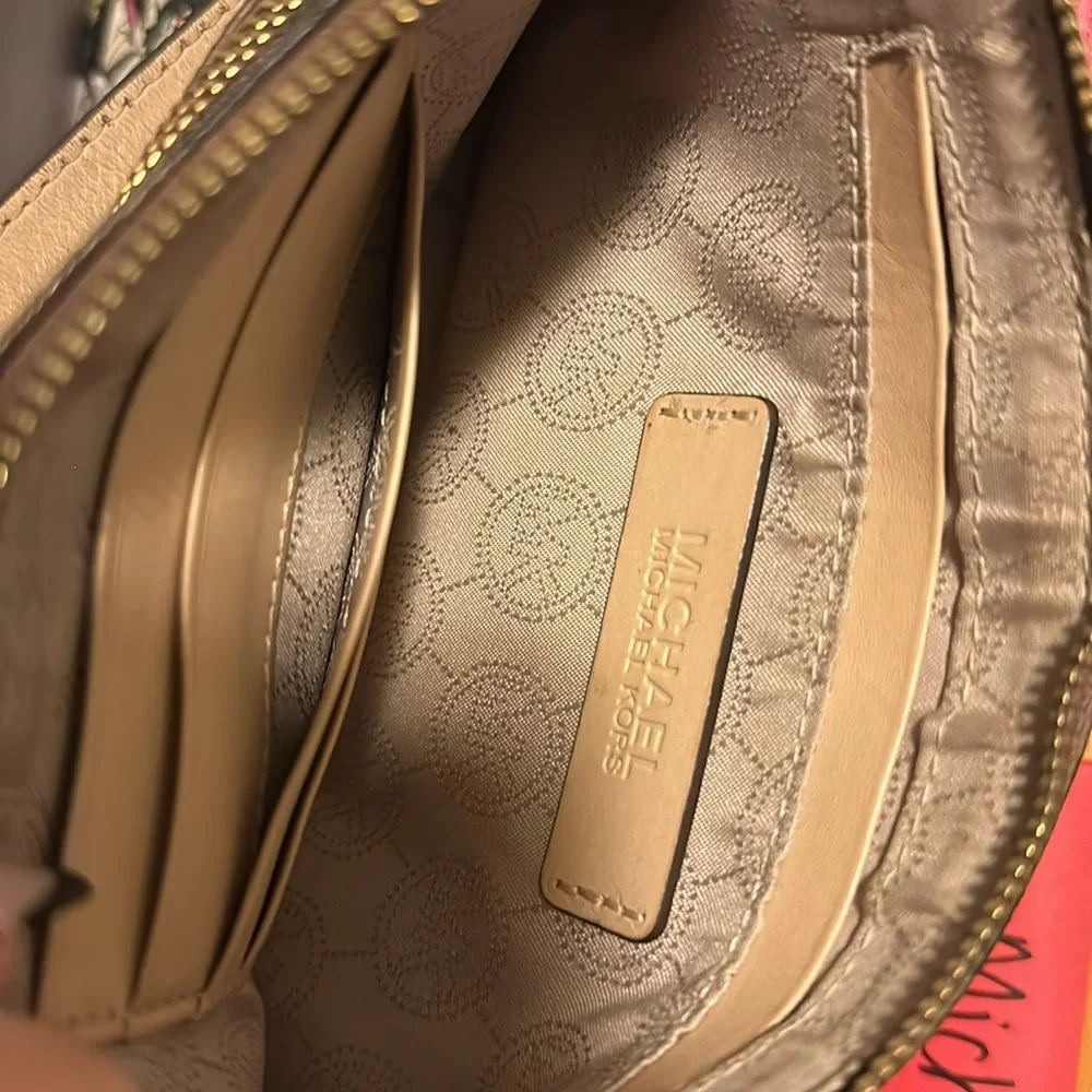 Michael Kors wristlet - Picture 3 of 4